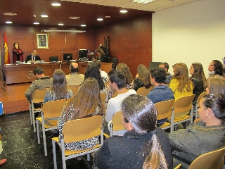 Un grupo de alumnos visita el Palacio de Justicia de Cáceres (2)